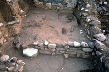 View of room B2 with the kiln (left) and the clay structure (right)